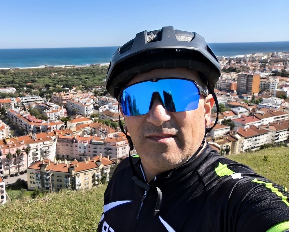 Bruno Pereira de bicicleta, com vista sobre a Costa da Caparica e o mar